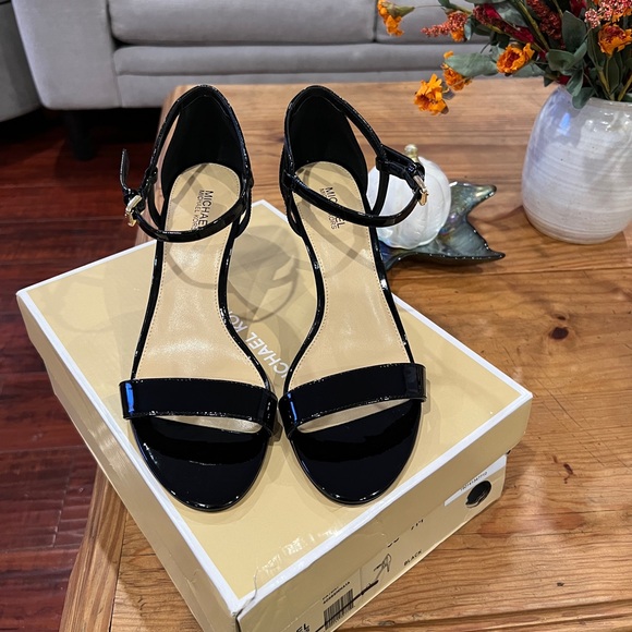 Michael Kors Simone Mid Sandal Patent Leather Pump Heel - Picture 2 of 13